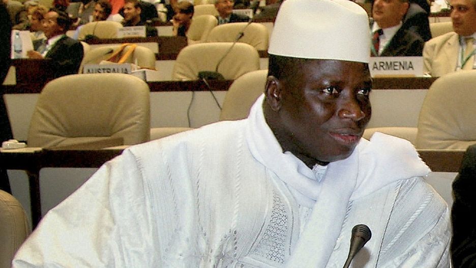 Gambijski dyktator Yahya Jammeh wymyślił autorską terapię leczącą z AIDS/HIV. Polegała na przyjmowaniu naparów ziołowych i nacieraniu ciała zieloną papką (Wikimedia Commons)