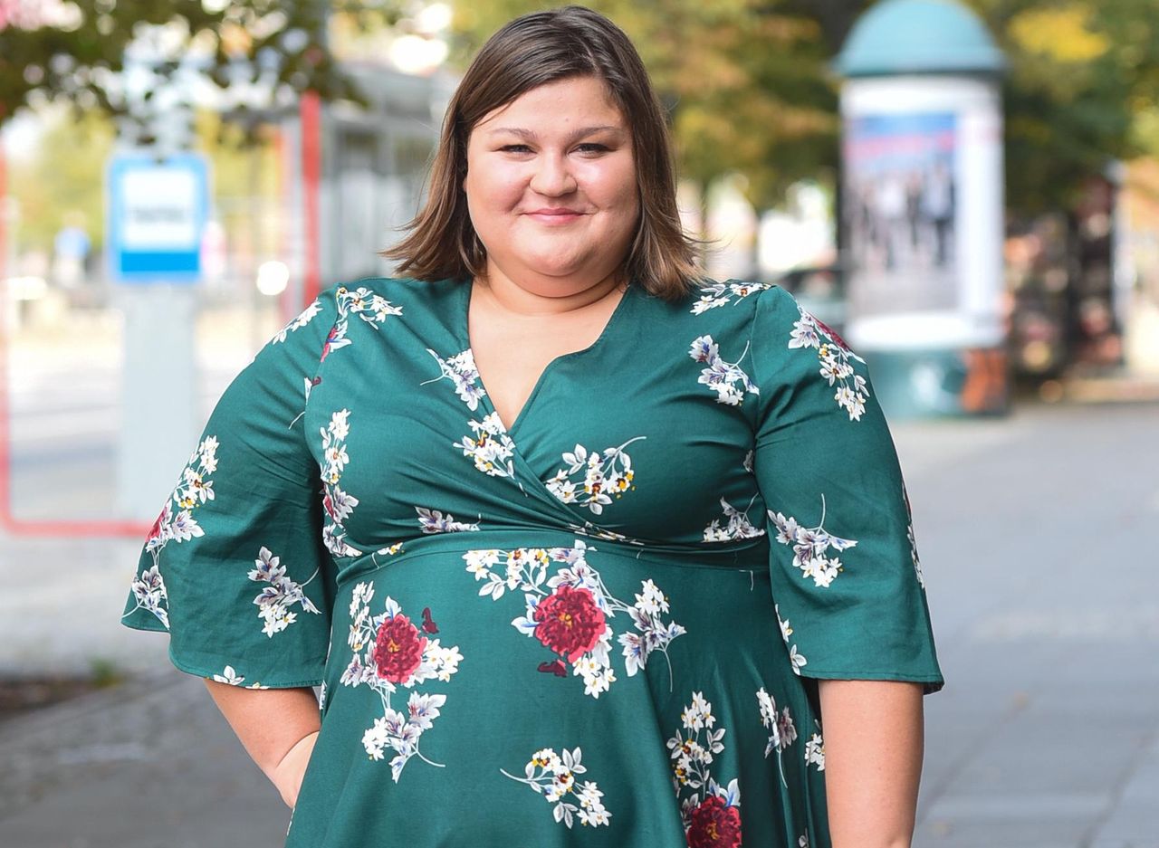 Dominika Gwit w modnej sukience plus size. Zestawiła ją z kurtką z ciemnego dżinsu