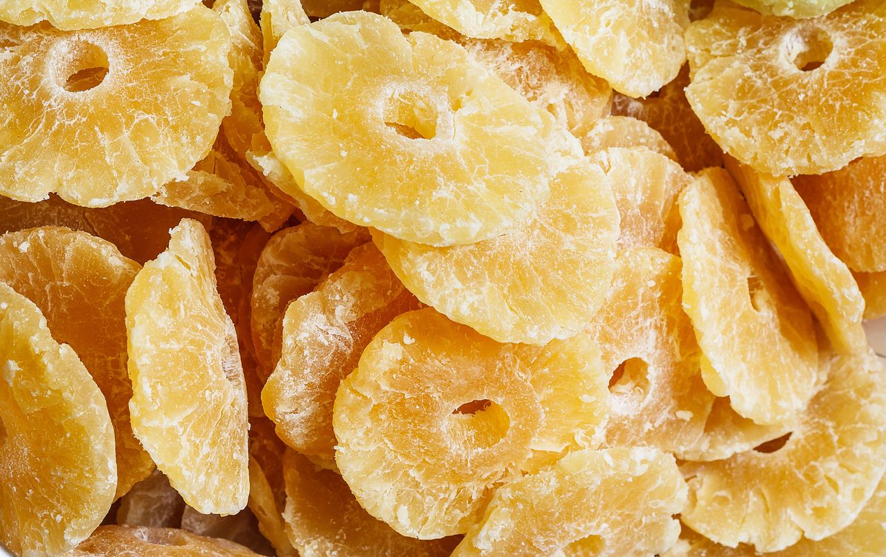 Słodka przekąska, która można jeść bezkarnie? Suszony ananas pod lupą