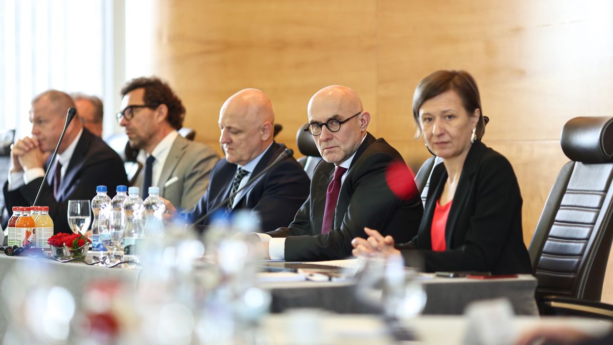 Płock, 25.06.2024. Wiceprezes zarządu ds. Korporacyjnych, pierwszy zastępca Prezesa Zarządu Witold Literacki (3P), prezes zarządu, Dyrektor Generalny Ireneusz Fąfara (2P) i wiceprezes zarządu ds. Finansowych Magdalena Bartoś (P) podczas nadzwyczajnego walnego zgromadzenia akcjonariuszy Orlenu, 25 bm. w Płocku. (mr) PAP/Szymon Łabiński