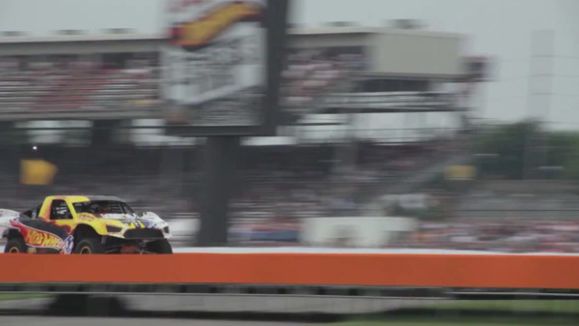 Rekord skoku samochodem Tannera Fousta