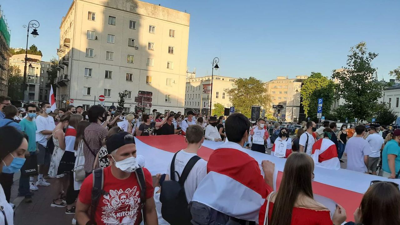 Warszawa. ”Wolna Białoruś”. Przy pomniku Mikołaja Kopernika w Warszawie demonstracja Białorusinów i Polaków
