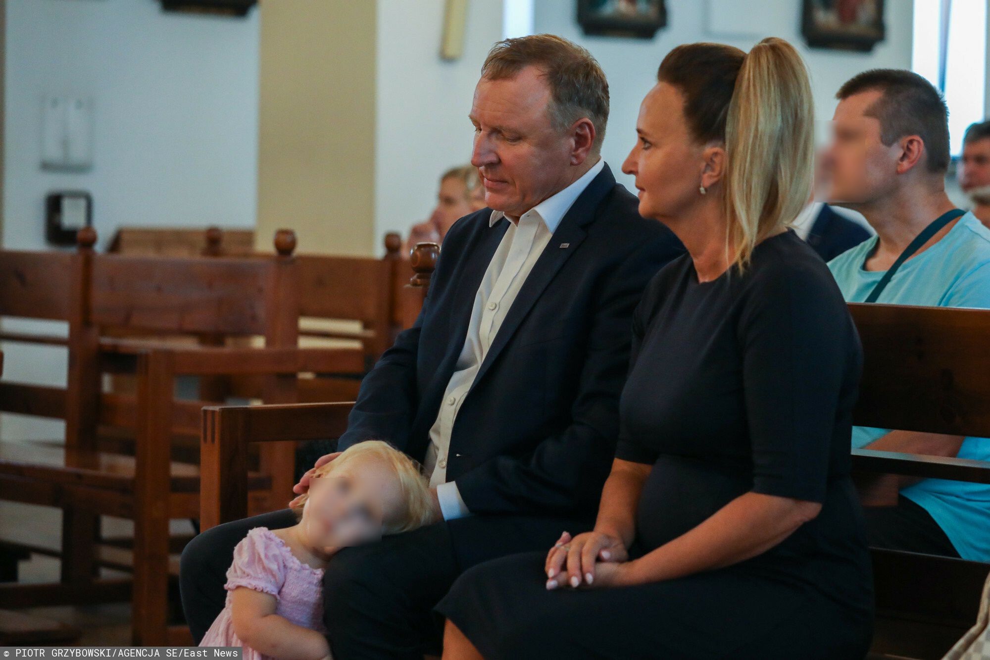 Jacek Kurski z żoną i córką na mszy z okazji śmierci matki