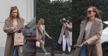 Agnieszka Kaczorowska stroi miny podczas ulicznej sesji zdjęciowej