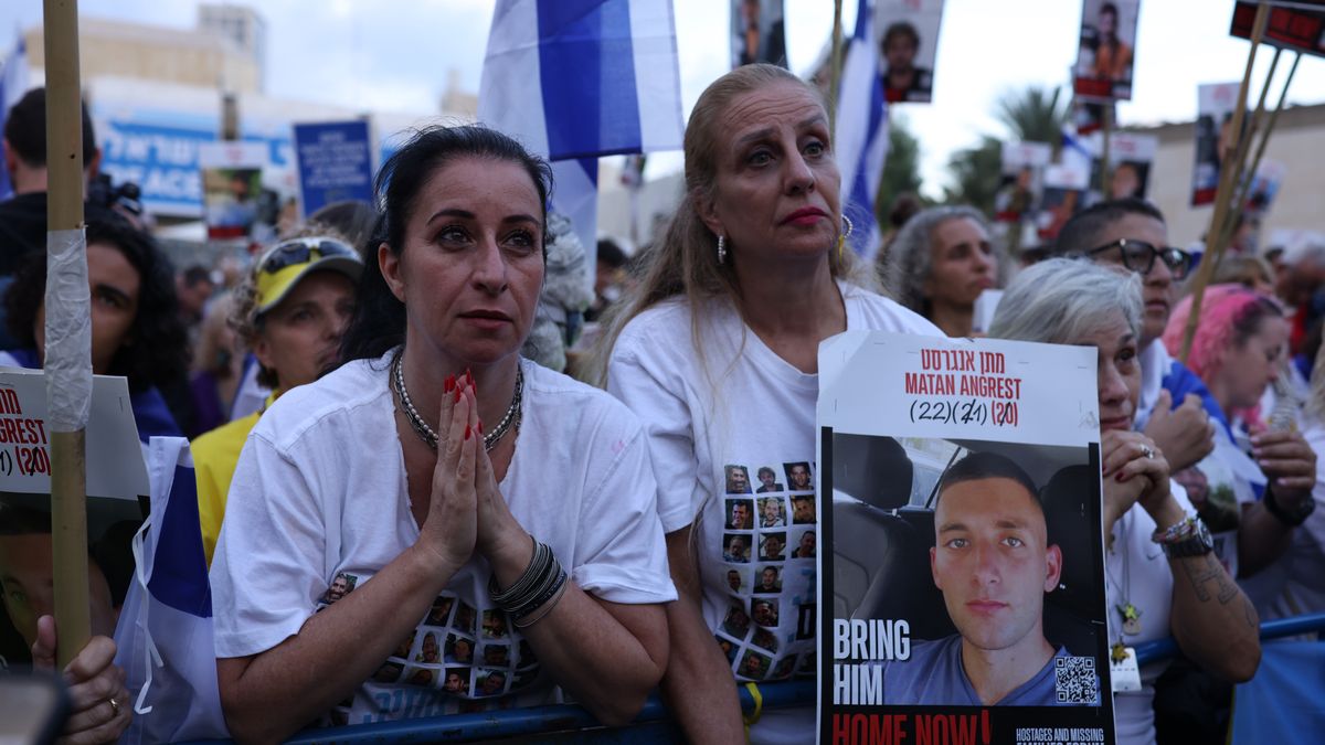 Izraelczycy gromadzą się w oczekiwaniu na uwolnienie zakładników