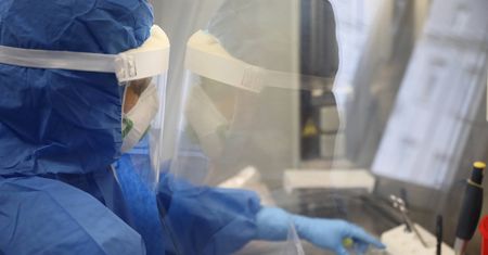 Koronawirus. Laboratoria nie nadążają z przerobieniem wymazów