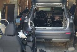 Mazowieckie. "Dokonywali rozbiórki pojazdu". Policja zlikwidowała "dziuplę" samochodową