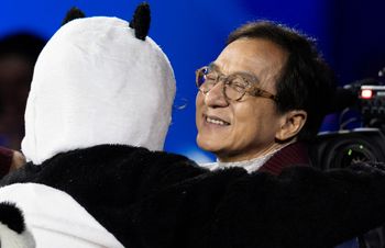 Jackie Chan i panda na łyżwach. Nic lepszego nie zobaczycie