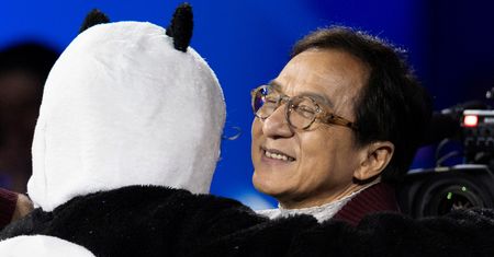 Jackie Chan i panda na łyżwach. Nic lepszego nie zobaczycie