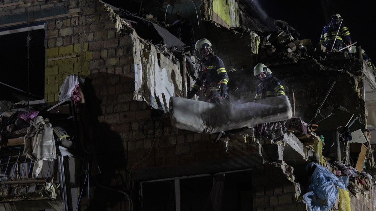 KYIV, UKRAINE - AUGUST 28: Emergency rescue workers search for survivors after an overnight bombardment by Russian forces on August 28, 2025 in Kyiv, Ukraine. At least 21 people were killed and dozens were wounded in the wave of aerial attacks, according to statements by the Ukrainian president and Kyiv mayor. (Photo by Paula Bronstein/Getty Images)