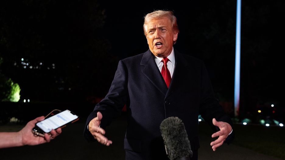 US President Donald Trump speaks with reporters as he departs on the South Lawn of the White House to board Marine One, in Washington, DC, USA, 24 October 2025. EPA/Francis Chung / POOL Dostawca: PAP/EPA.