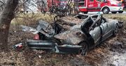 Osina: BMW koziołkowało i zatrzymało się w rowie. Trzy osoby trafiły do szpitala