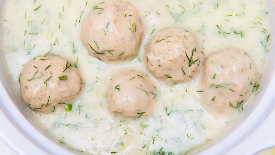Pulpeciki w sosie koperkowym. Najlepszy przepis na rodzinny obiad