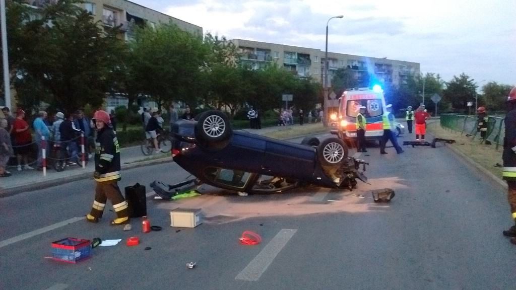 Dachowanie samochodu osobowego na ulicy Jana Pawła II