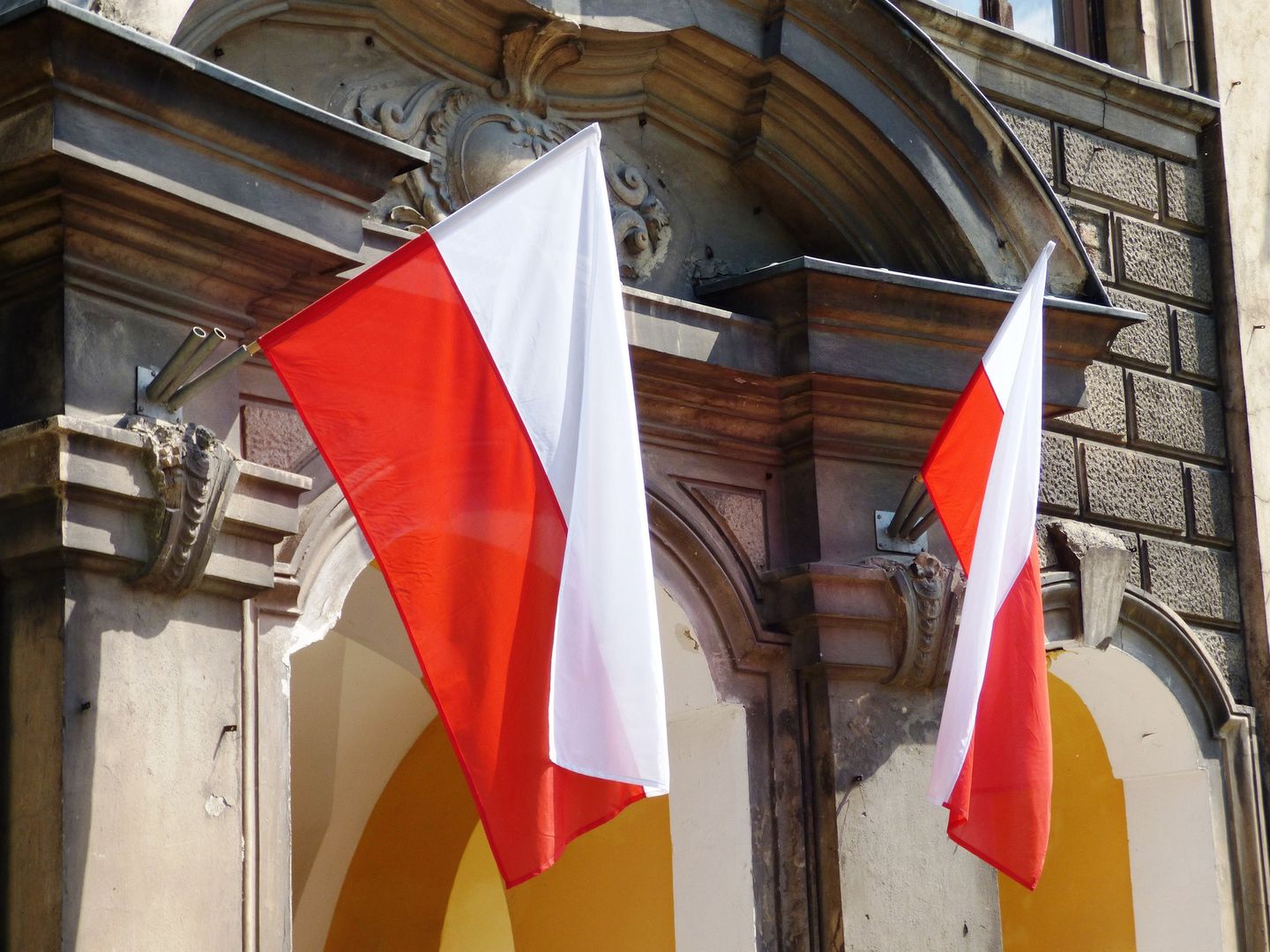 Dzień Flagi Rzeczypospolitej Polskiej. Oto jakie grożą kary. Nawet rok więzienia