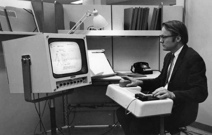 Pierwszy publiczny pokaz działania myszki komputerowej, interfejsu graficznego i działania okien na komputerze. USA, 1968.