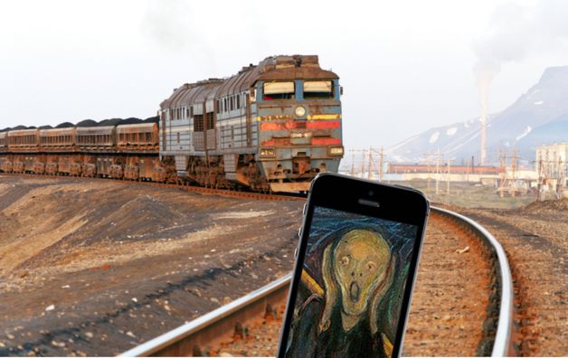 iPhone 5s pod kołami pociągu