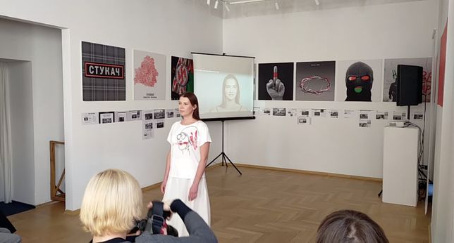 Pokaz mody "Jasna strona protestu". Zaprezentowano kilka kolekcji, stworzonych przez młodych projektantów. Każda z nich była hołdem dla bohaterstwa kobiet, które po sfałszowanych wyborach wyszły na ulice, by zaprotestować przeciwko reżimowi Łukaszenki (Facebook)