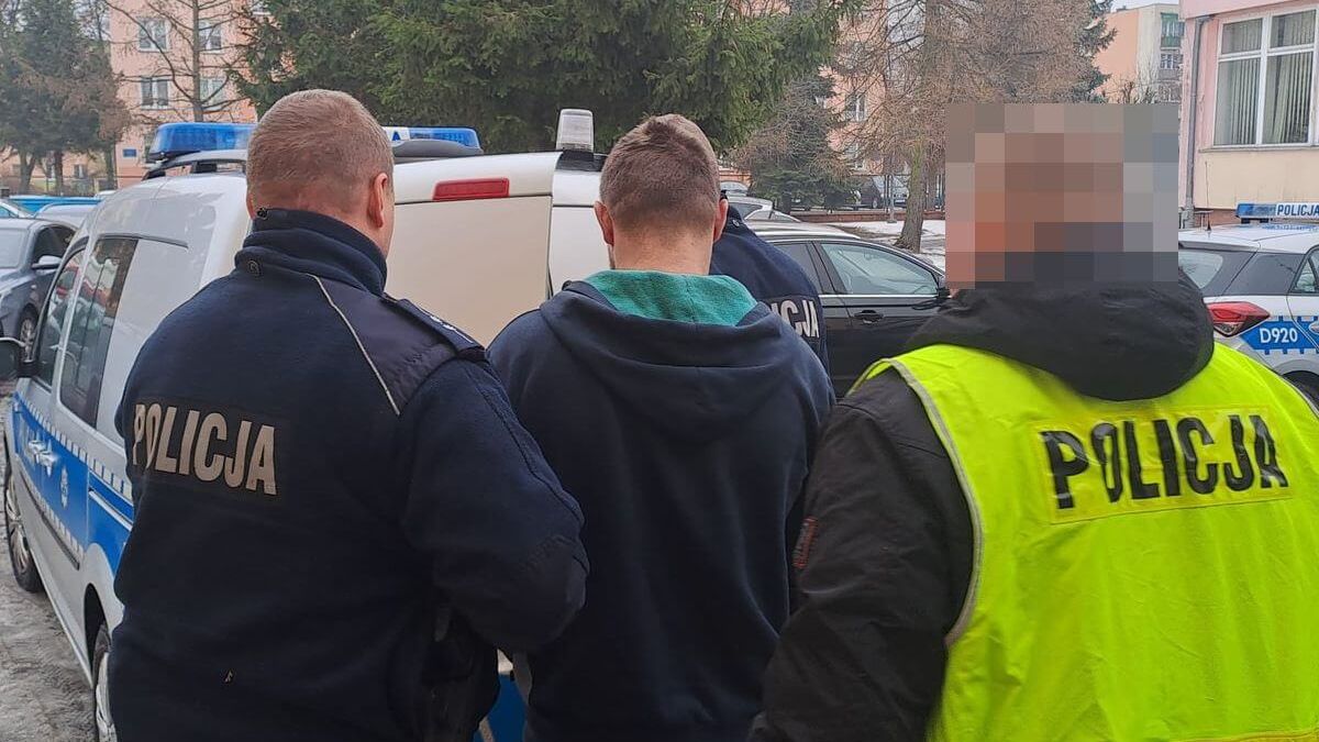 policjanci prowadzą zatrzymanego