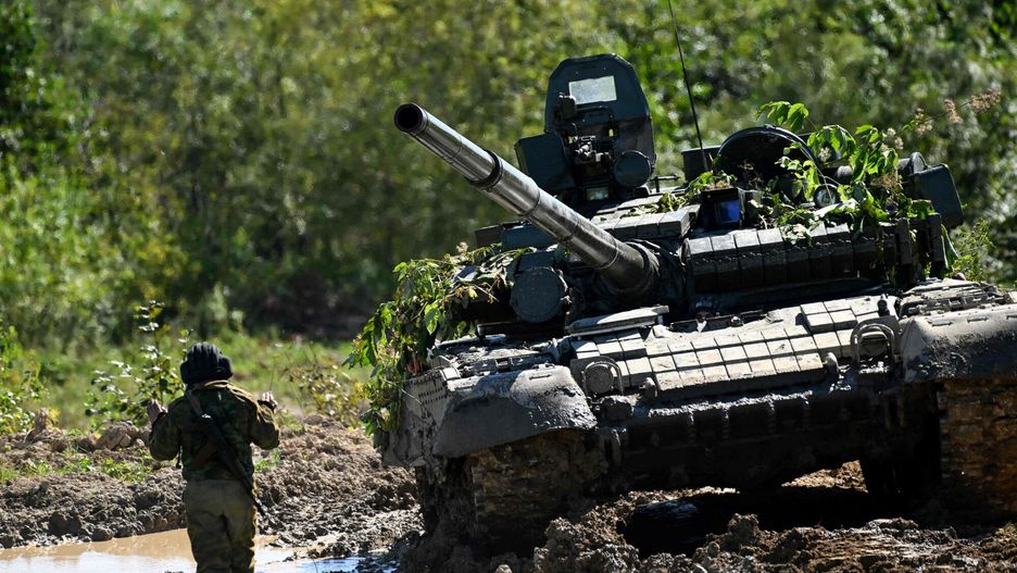 Rosyjskie ?wiczenia wojskowe Wostok-2022
A Russian T-80 tank takes part in the 'Vostok-2022' military exercises at the Uspenovskyi training ground (Sakhalin Island) outside the city of Yuzhno-Sakhalinsk on the Russian Far East on September 4, 2022. - The Vostok 2022 military exercises, involving several Kremlin-friendly countries including China, takes place from September 1-7 across several training grounds in Russia's Far East and in the waters off it. Over 50,000 soldiers and more than 5,000 units of military equipment, including 140 aircraft and 60 ships, are involved in the drills. (Photo by Kirill KUDRYAVTSEV / AFP)
KIRILL KUDRYAVTSEV