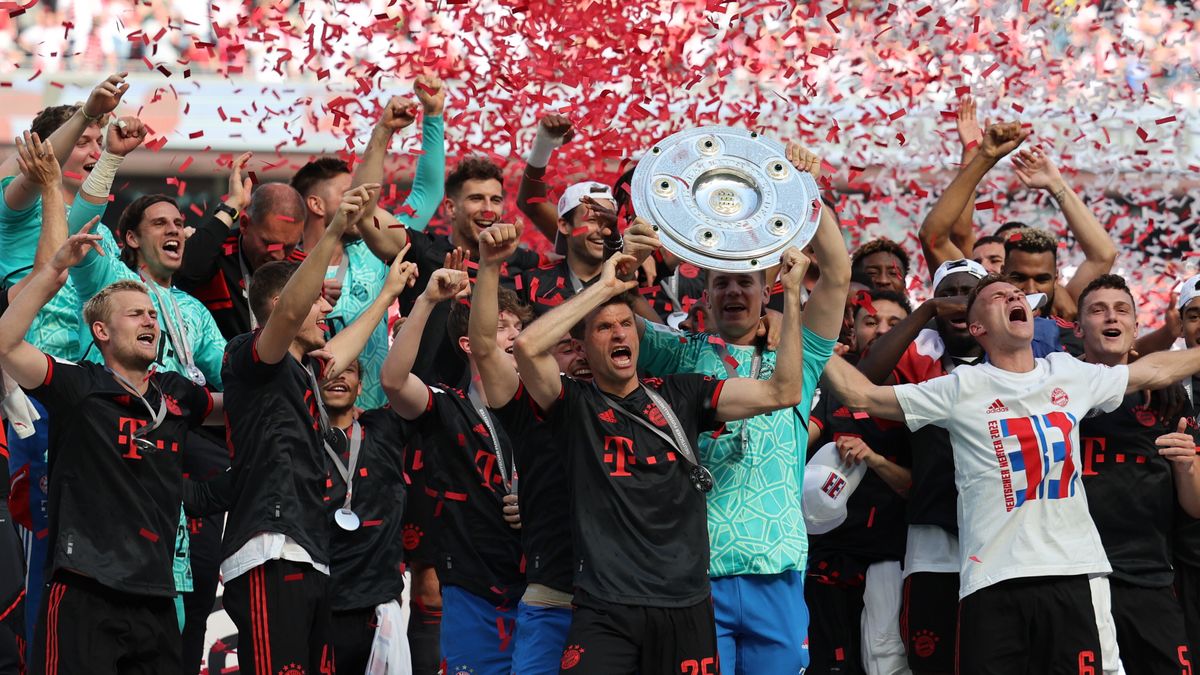 Bayern Munich's players celebrate with the league title trophy after winning the German Bundesliga soccer match between 1.FC Cologne and FC Bayern Munich, in Cologne, Germany, 27 May 2023. Bayern Munich won the title due to a better goal difference. EPA/ANNA SZILAGYI CONDITIONS - ATTENTION: The DFL regulations prohibit any use of photographs as image sequences and/or quasi-video. Dostawca: PAP/EPA.