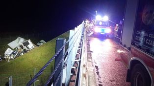 "Ciężarówka wypadła z A1 i runęła z nasypu. Kierowca trafił do szpitala z ciężkimi obrażeniami".