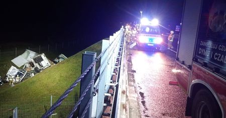 "Ciężarówka wypadła z A1 i runęła z nasypu. Kierowca trafił do szpitala z ciężkimi obrażeniami".