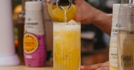 Syrop do drinków bezalkoholowych – zobacz, jakie smaki warto mieć w domu!