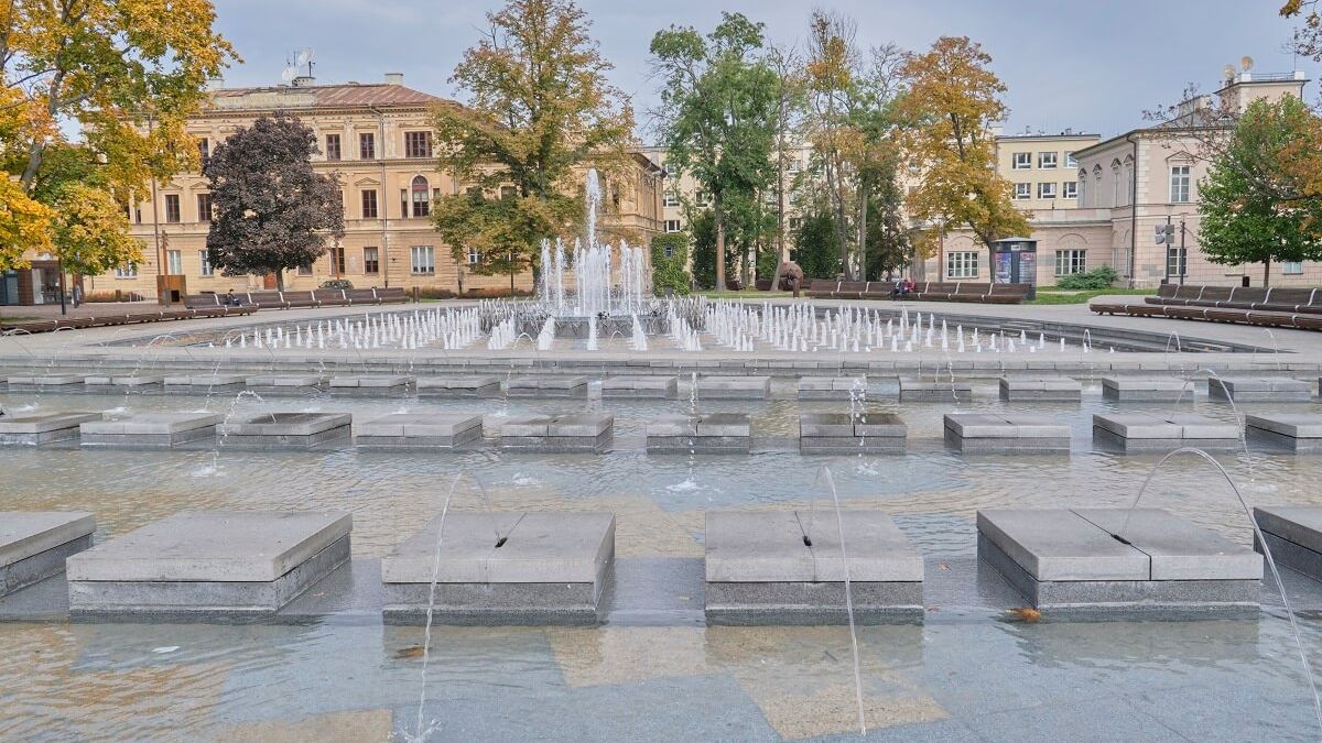 Fontanny na Placu Litewskim działają nawet w deszcz