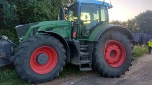 Pisz: Groźne zderzenie na torach. Ciągnik rolniczy wjechał pod pociąg