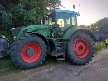 Pisz: Groźne zderzenie na torach. Ciągnik rolniczy wjechał pod pociąg
