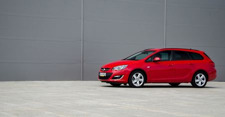 Opel Astra Tourer 1,4 Turbo LPGTEC Enjoy vs. Opel Astra Sedan 1,7 CDTI Business - test [galeria]