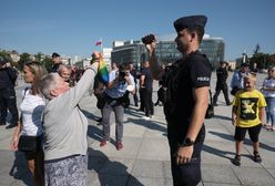 Warszawa. Pikieta podczas ceremonii upamiętniającej katastrofę smoleńską [ZDJĘCIA]