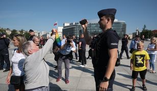 Warszawa. Pikieta podczas ceremonii upamiętniającej katastrofę smoleńską [ZDJĘCIA]
