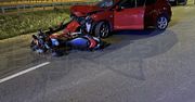 Warszawa: Czołowe zderzenie motocyklisty z autem