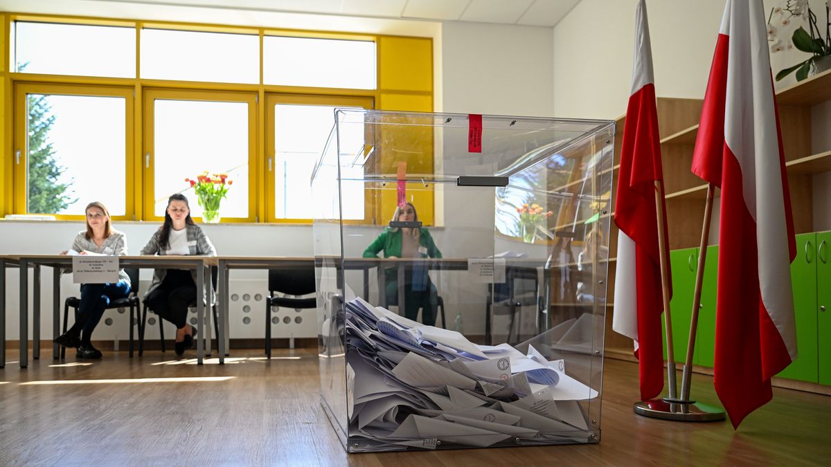 g�osowanie
Rzesz�w, 07.04.2024. Wybory samorz�dowe 2024. G�osowanie w jednym z lokali wyborczych w Rzeszowie, 7 bm. Trwa g�osowanie w wyborach samorz�dowych. Do jego zako�czenia obowi�zuje cisza wyborcza. (jm) PAP/Darek Delmanowicz
Darek Delmanowicz
g�osowanie, g�osuj�cy, g�osuje, komisja wyborcza, lokal wyborczy, wybory, 1 1. pierwsza tyra, komisja, polityk, polityka, samorz�dowe, wyborcza, wyb�r w�adz samorz�dowych, 1 1. pierwsza, cisza wyborcza, tura wybor�w, bia�o-czerwona, flaga, flagi, narodowa, polska, Polski, stojak na flagi