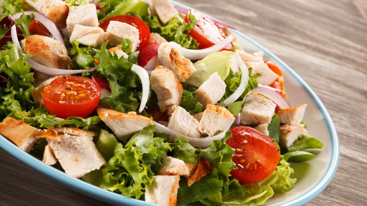 Sałatka, która doskonale smakuje i syci na długo. Idealna na rodzinne spotkania