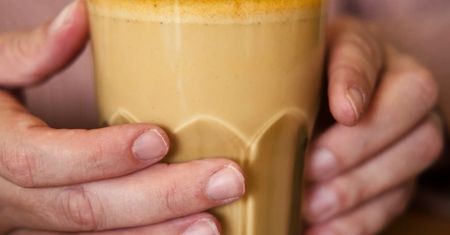 Pij ten napój przed snem. Szybciej zgubisz zbędne kilogramy