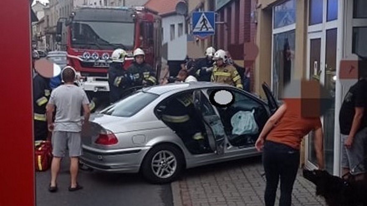 Kierowca BMW wjechał w witrynę kwiaciarni 