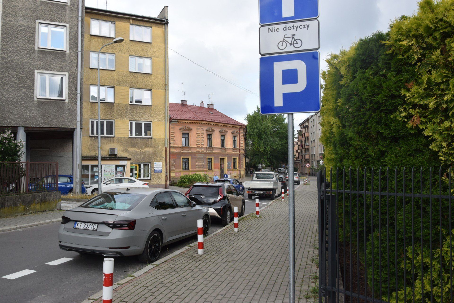 Na ul. Batorego powstało kilka dodatkowych miejsc parkingowych