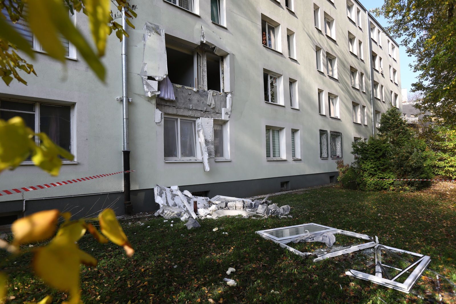 miejsce wybuchu
Warszawa, 31.10.2022. Zniszczenia po wybuchu w jednym budynk�w mieszkalnych przy ul. Konduktorskiej na warszawskich Sielcach, 31 bm. Wg nieoficjalnych informacji w mieszkaniu na pierwszym pi�trze eksplodowa�a elektryczna hulajnoga. Jedna osoba zosta�a poszkodowana. (jm) PAP/Rafa� Guz
Rafa� Guz
blok, bloku, mieszkanie, Mokotowie, Mokot�w, Sielce, wybuch