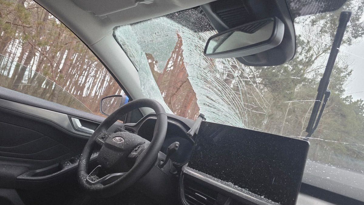 Tafla lodu oderwała się z dachu i rozbiła szybę jadącego samochodu. Kierowca wylądował w szpitalu