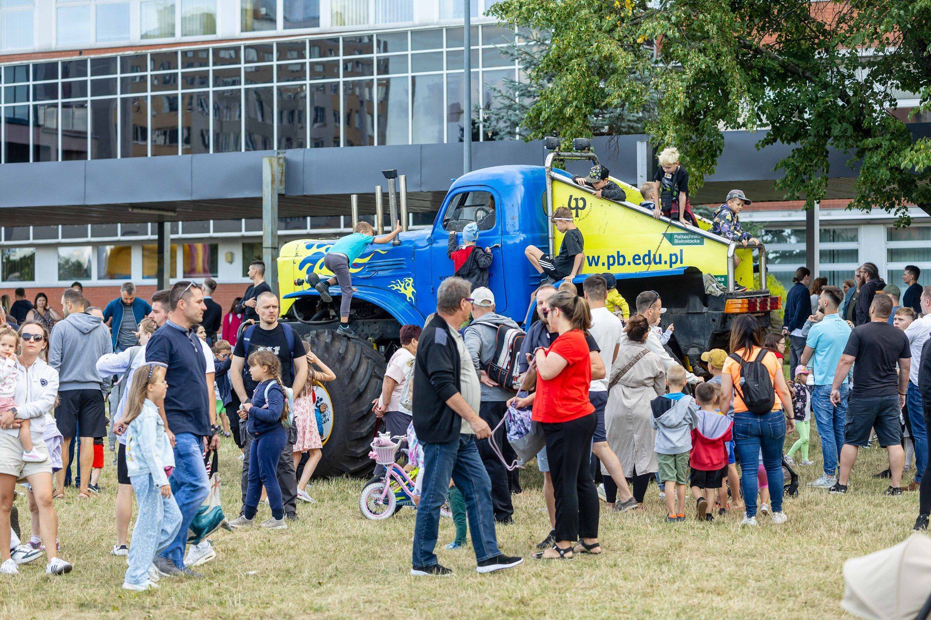 Fiesta balonowa na terenie kampusu Politechniki Białostockiej. 