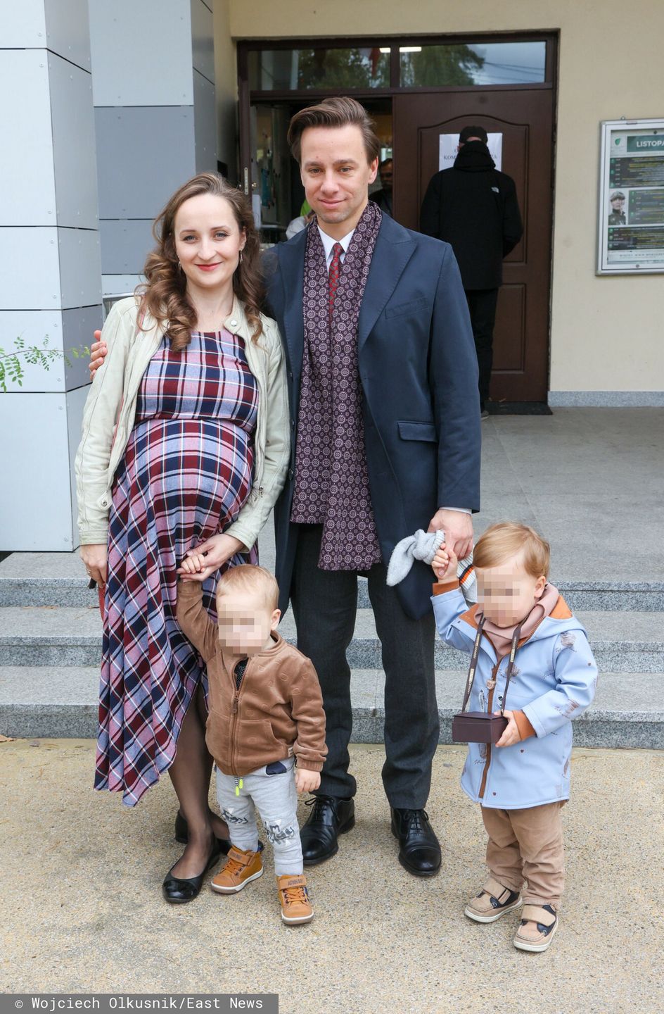 Krzysztof Bosak z żoną i dziećmi
