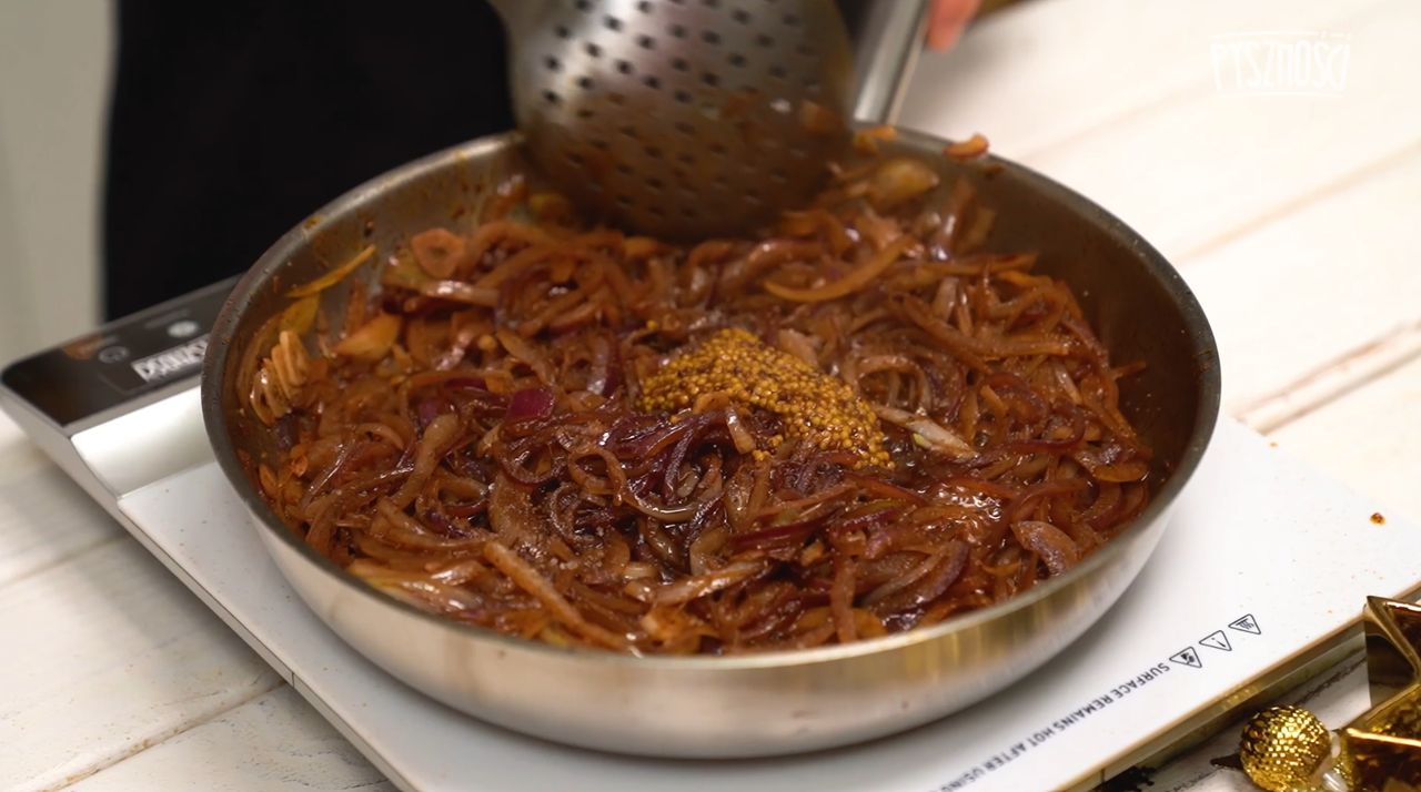 Aromatic stewed onions