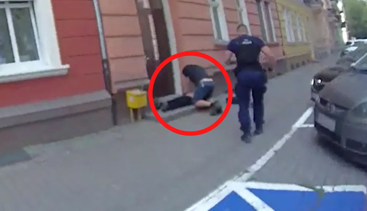 Leżał na schodach. Dramatyczne sceny. Pokazali nagranie