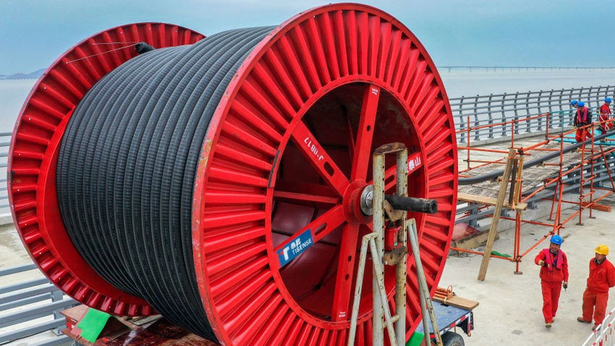 Workers Lay Electric Cables On Zhoushan-Daishan Bridge
ZHOUSHAN, CHINA - MARCH 27: Workers lay electric cables at the construction site of Zhoushan-Daishan Bridge on March 27, 2021 in Zhoushan, Zhejiang Province of China. (Photo by Yao Feng/VCG via Getty Images)
VCG
china, bridge, construction