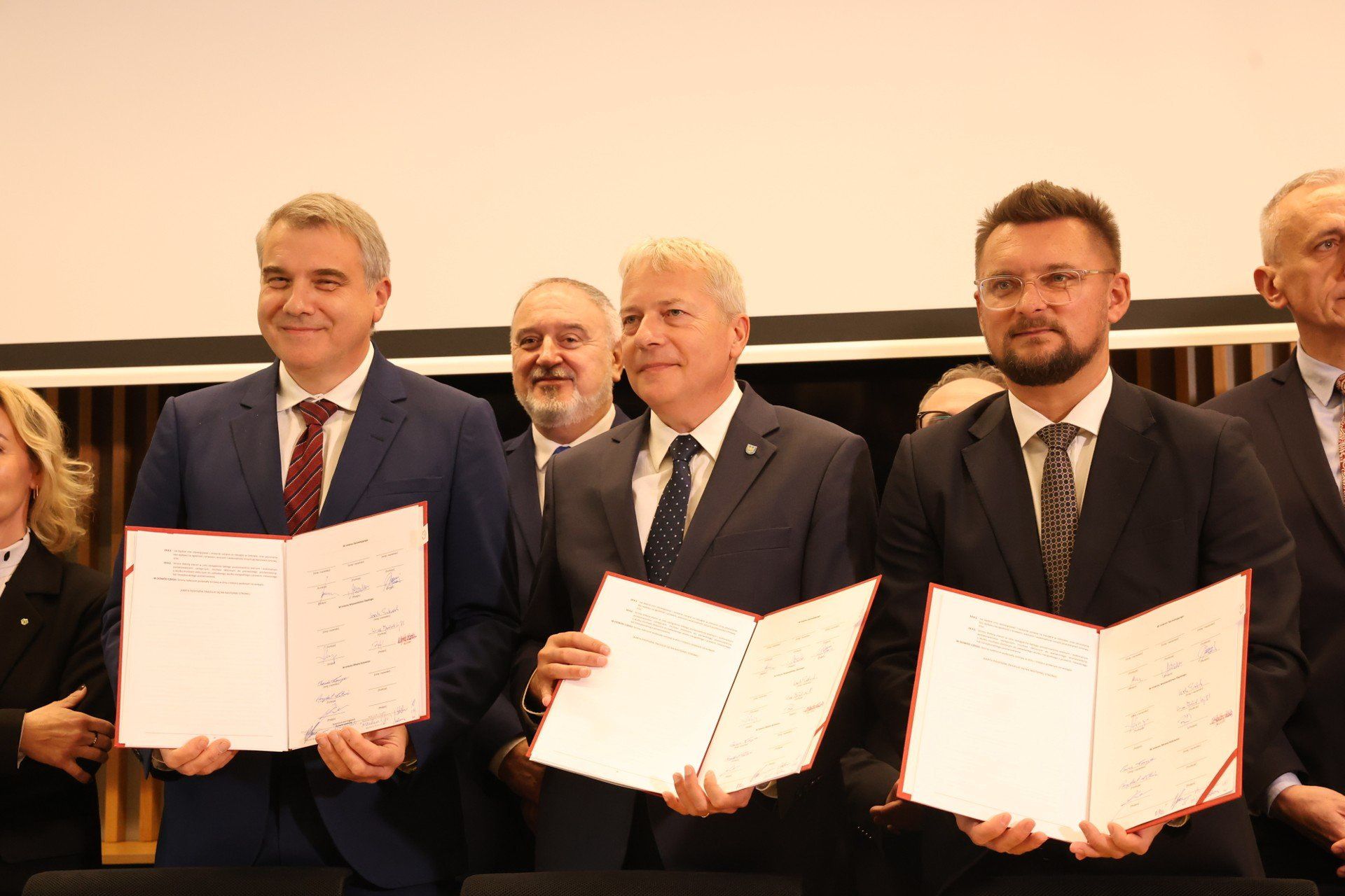 Podpisanie umowy na zakup akcji lotniska w Pyrzowicach