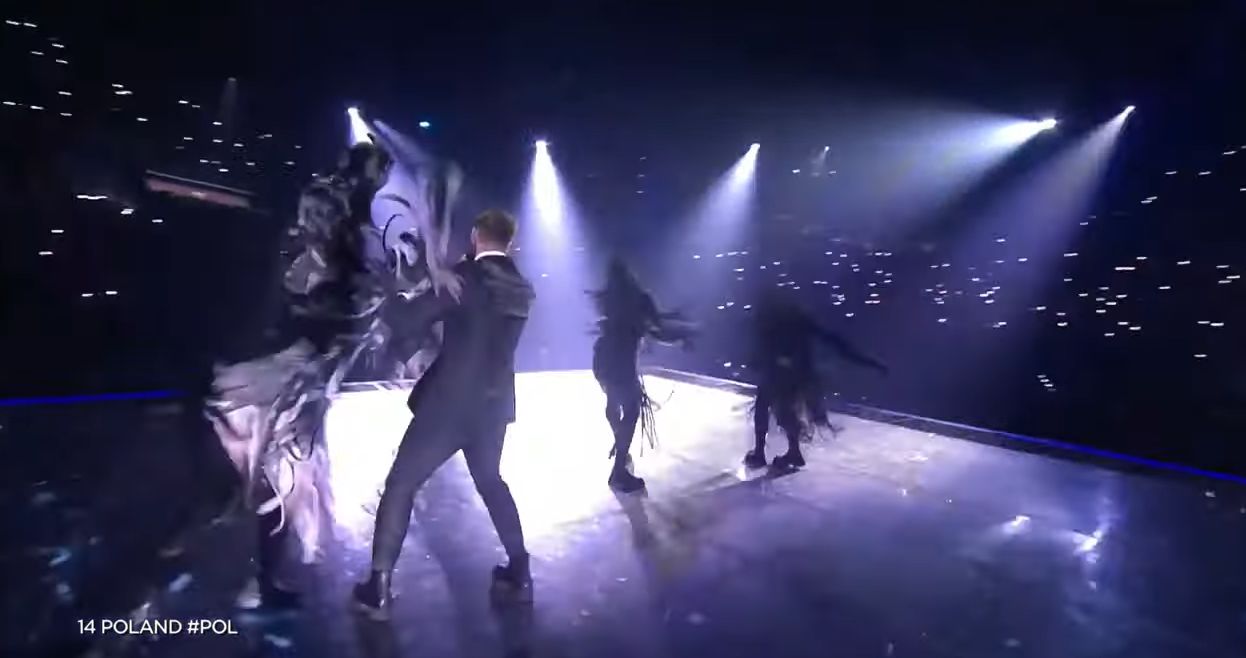 Choreografia, w której tancerka "wpada" na Krystiana Ochmana