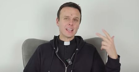 "Ksiądz z osiedla" ujawnił zarobki klubokawiarni. Ile płacił pracownikom?